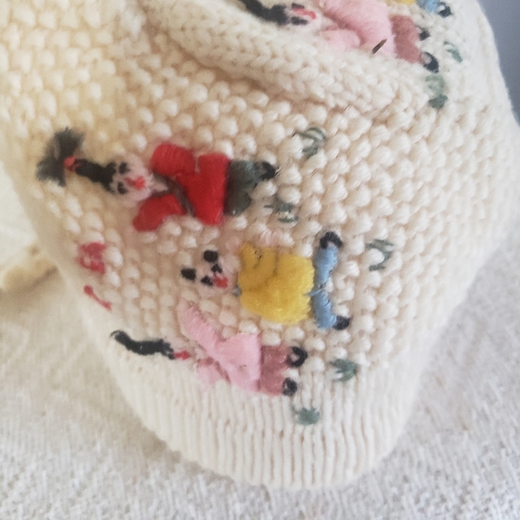 ADORABLE HANDMADE CROCHET/KNIT BABY/TODDLER FRONT TIE HAT WITH EMBROIDERED DESIG - Picture 5 of 8